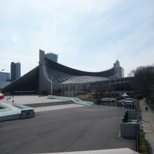 代々木第一体育館の全景です。写真の右側は、代々木公園です。