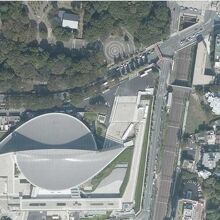 代々木第一体育館を上空から見ると、独特な構造がよく判ります。