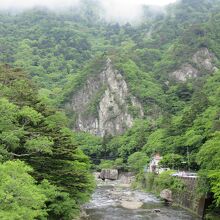 正面にそびえ立つのが天狗岩で、川の中にあるのが野立岩