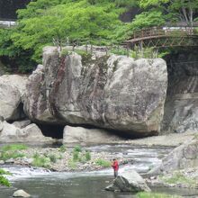 大きな野立岩と釣り人の差が激しい