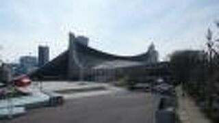 代々木第一体育館は、１９６４年東京オリンピック大会の会場の一つで、水泳競技が実施されました。