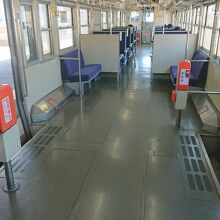 ボックスシートが並ぶ車内