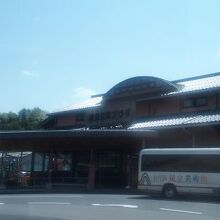 安来駅に隣接してあります。