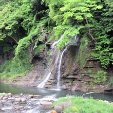 ホテルニュー塩原の下から流れ落ちる「七絃の滝」