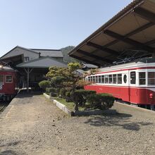 今にも発車しそうな2両の電車がホームに保存されています。