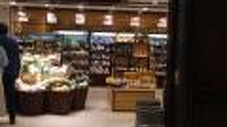 充実の食品フロア