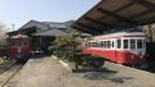 今にも発車しそうな2両の電車が保存されています。											