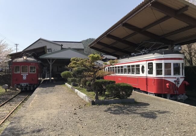 今にも発車しそうな2両の電車が保存されています。											