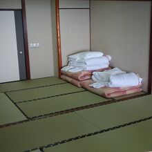 ひろーい部屋に布団がちょっこり