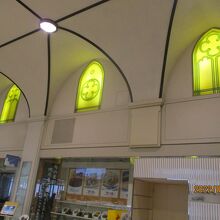 空港内のレストランの前あたり、壁や天井が独特