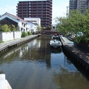 加茂川沿いに古い建物が残る