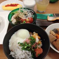 朝食。のっけ丼。