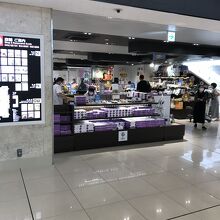 お店の外からもわかる紅芋の紫色