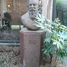 ブラームスの胸像が、小径の入口のレストランに置かれています。