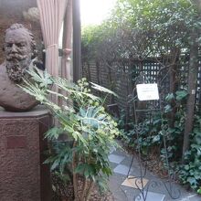 ブラームスの小径の入口とブラームスの胸像です。立て看板があり