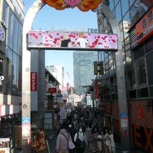 竹下通りの入口の様子です。多くの若者でいっぱいになっています