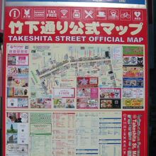 ＪＲ原宿駅から明治通りまで、びっしりと店舗が並んでいます。