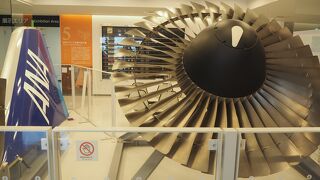 飛行機の部品などが展示