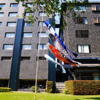 左側の1階がラウンジ。