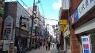 お洒落なお店と昭和なお店が混在する商店街