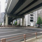 首都高速道路の下