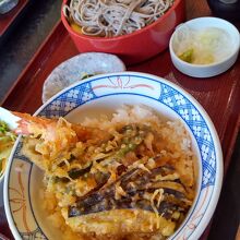 天丼とお蕎麦（阿見産の田舎蕎麦）のセット