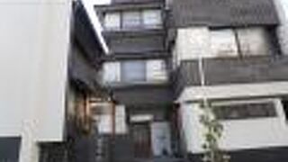 外観はお寺というよりマンションみたい