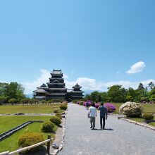 門をくぐって有料エリアへ。