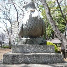 大谷場の氷川神社の狛犬の位置には、雉が置かれています。(北)