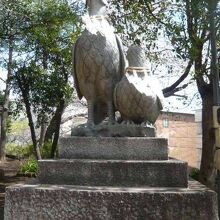 大谷場の氷川神社の狛犬の場所には、雉がいます。(南側の雉)