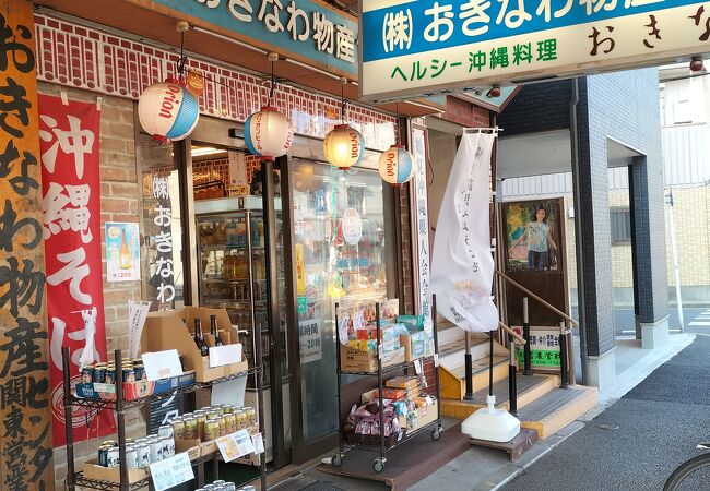 沖縄タウンの土産物店