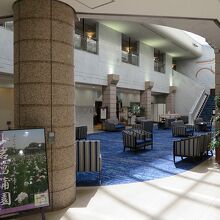 吹き抜けのロビーは広々