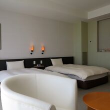 あの窓の向こうはバスルームです