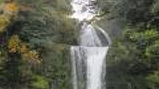 上下２段の迫力ある滝でした。