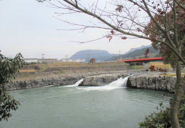 滝上の形が三日月形の様です。