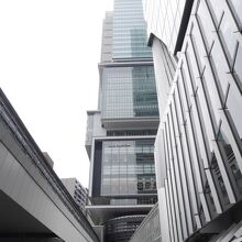 ブロックをつみあげたような外観。