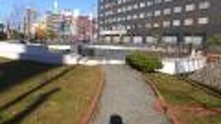 真っ白いリングが創成川の上に