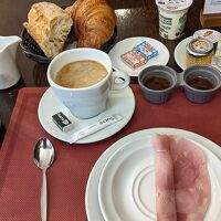 朝食。コロナ禍、リストから注文するものを運んできてくれる