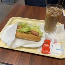 レタスドッグとアイスカフェラテ