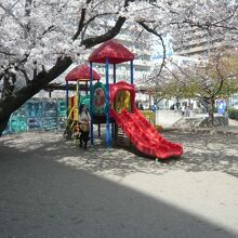 弁天公園の遊具です。数々の遊具が置かれています。