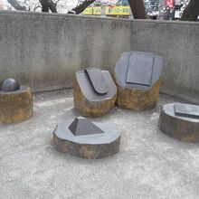 弁天公園の一角に、遊具だか記念碑だかわからないものがあります
