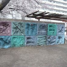 弁天公園の中央に。大きなタイル状の壁画があります。なんですか