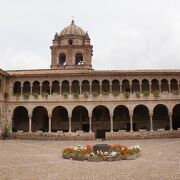 インカ帝国時代の宮殿の跡に造られた教会