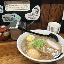 醤油豚骨ラーメン、煮卵50円追加で650円。
