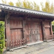 周辺にある屋敷跡の門とは、少々異なります。