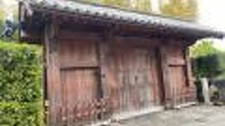 周辺にある屋敷跡の門とは、少々異なります。