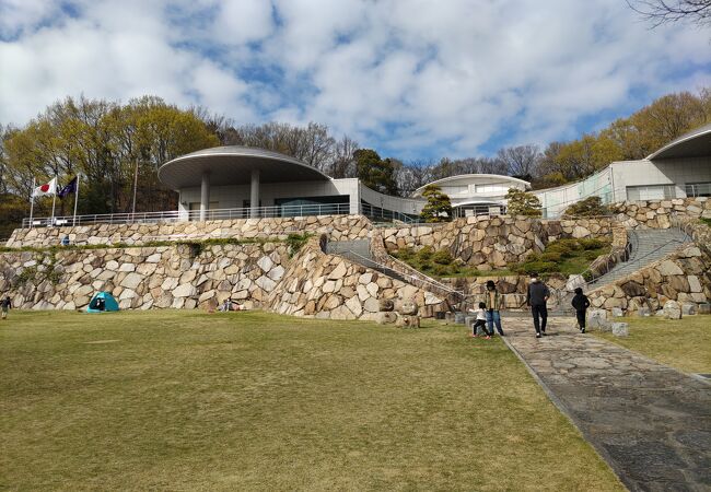 高級石材の庵治石（あじいし）の採石風景を見る。