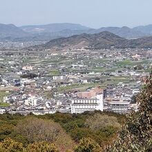 御本宮前から讃岐平野をのぞむ。