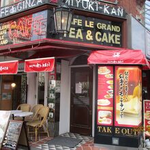 パリ感満載の外観