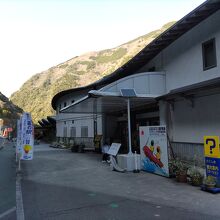 国道32号線に面した道の駅。